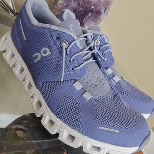 NEW  On Cloud 5 Running Shoe. Size 6.5 Blueberry Feather.